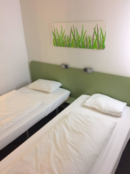 Zimmer linke Seite B&B HOTEL Würzburg-Ost