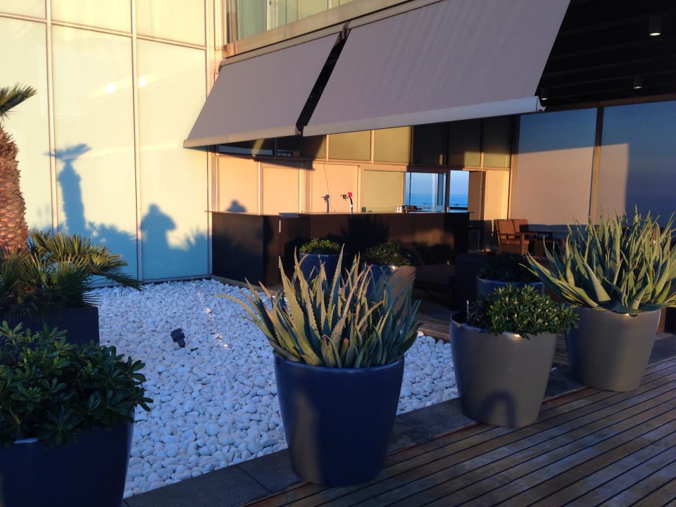 Bar-Bereich am Pool  Leonardo Royal Hotel Barcelona Forum