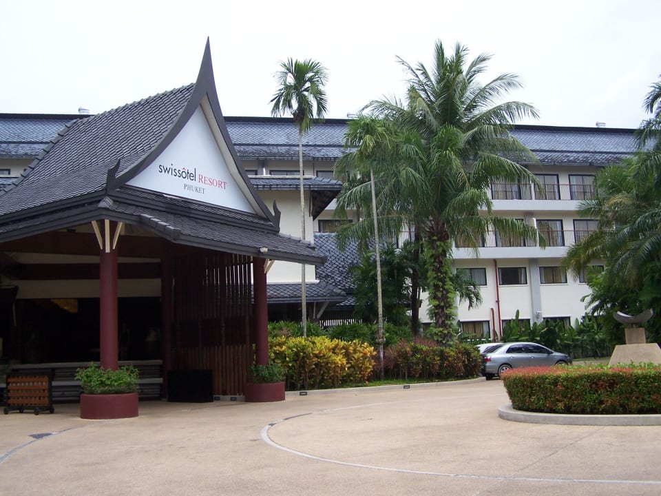 Eingang zum Hotel Radisson Resort and Suites Phuket