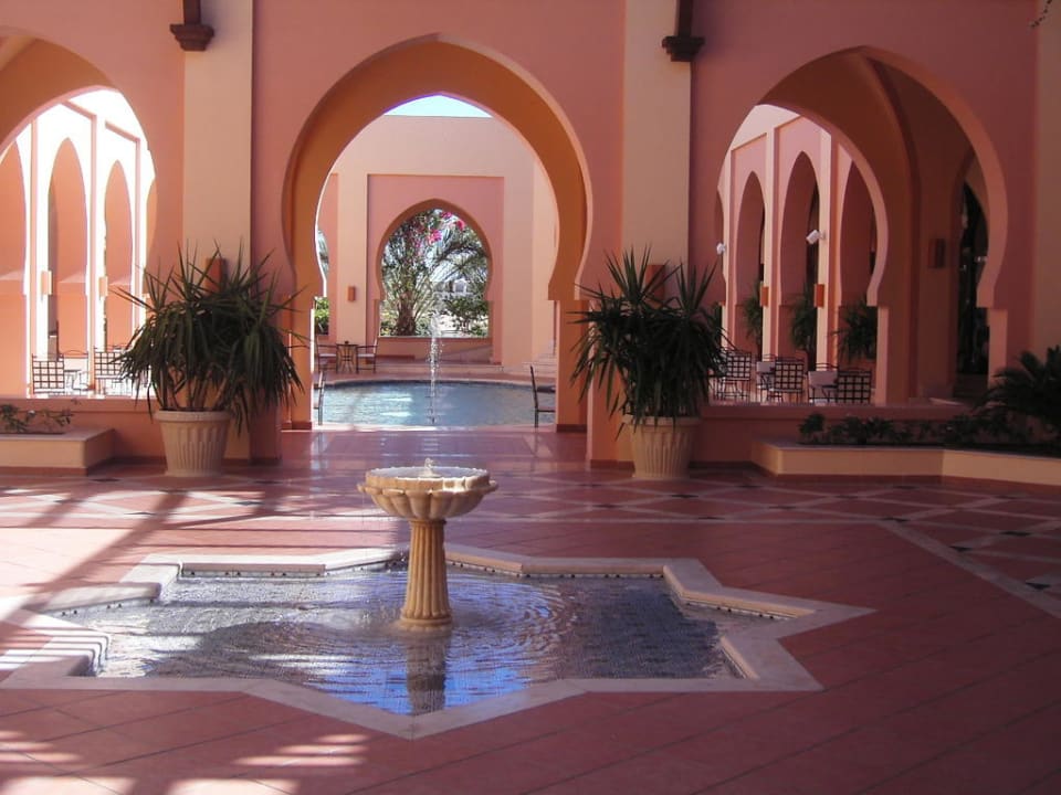 Terrasse vor der Rezeption Steigenberger Coraya Beach - Adults only