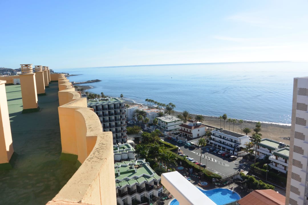 Auf der Dachterrasse nach links allsun Hotel Lucana