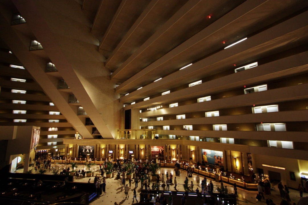 "Hotel Lobby in der Pyrami..." Hotel Luxor (Las Vegas) • HolidayCheck