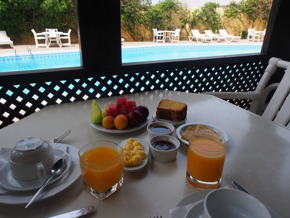 Deasayuno al borde de la piscina Hotel Riad Zahra