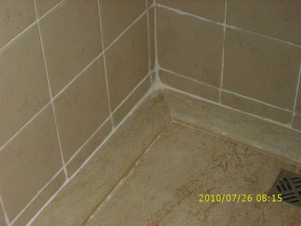 Schimmelige schwarze Fugen weiß angemalt Serenity Alpha Beach