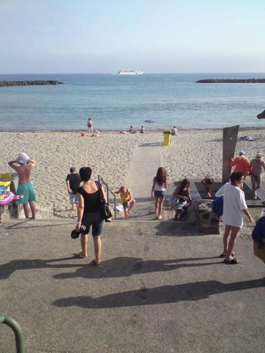 Sandstrand mit Felsenwall Mediterranean Palace Hotel