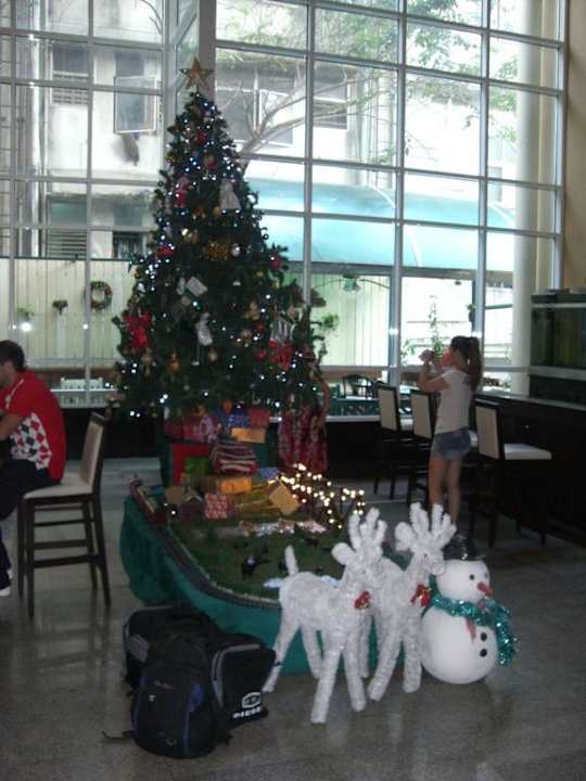 Weihnachtsstimmung in der Lobby Pinnacle Lumpinee Park Hotel