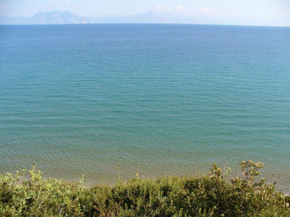 Blick auf´s Meer von der Gartenanlage  Niforeika Beach Hotel & Bungalows