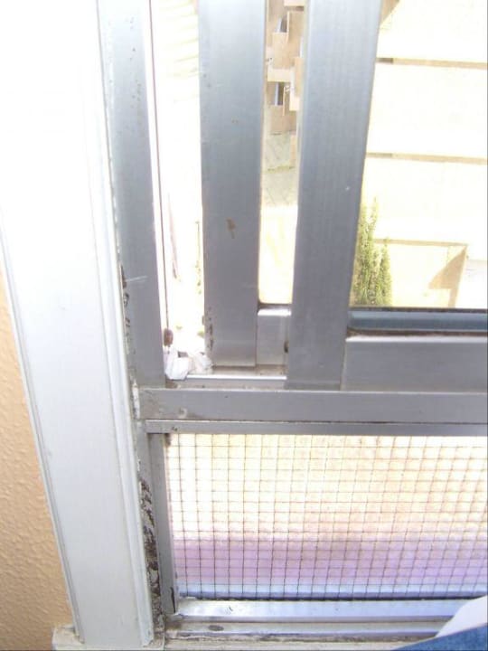 Kaputtes Fenster im grösseren Schlafzimmer alltoura Club Hotel Akeah Broncemar