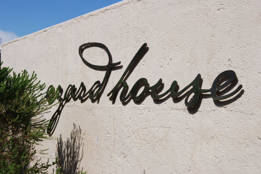 Namenszug Guest House Ezard House