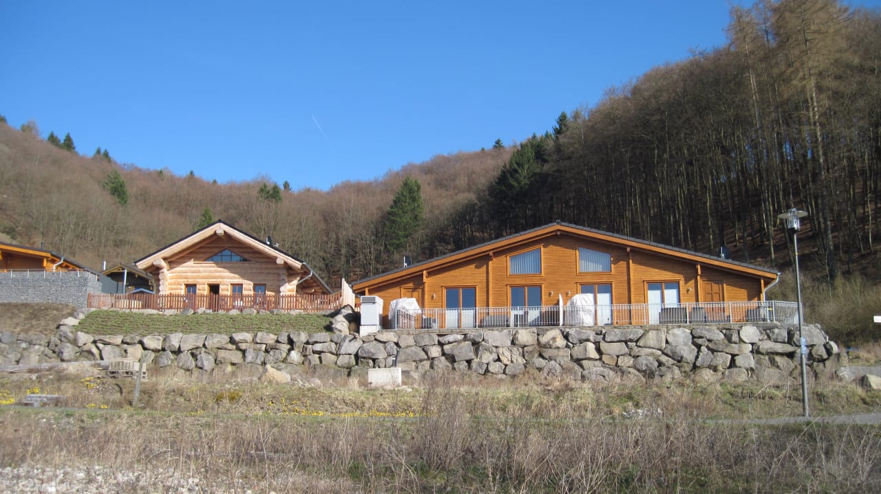Außenansicht Eifel & See - Ferienhäuser am Waldsee Rieden/Eifel