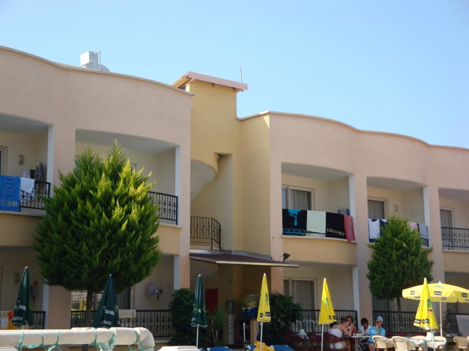 Hotel vom Pool aus Sayanora Hotel