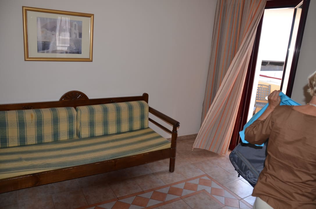 Schon etwas mitgenommene Bank Castello Village Resort