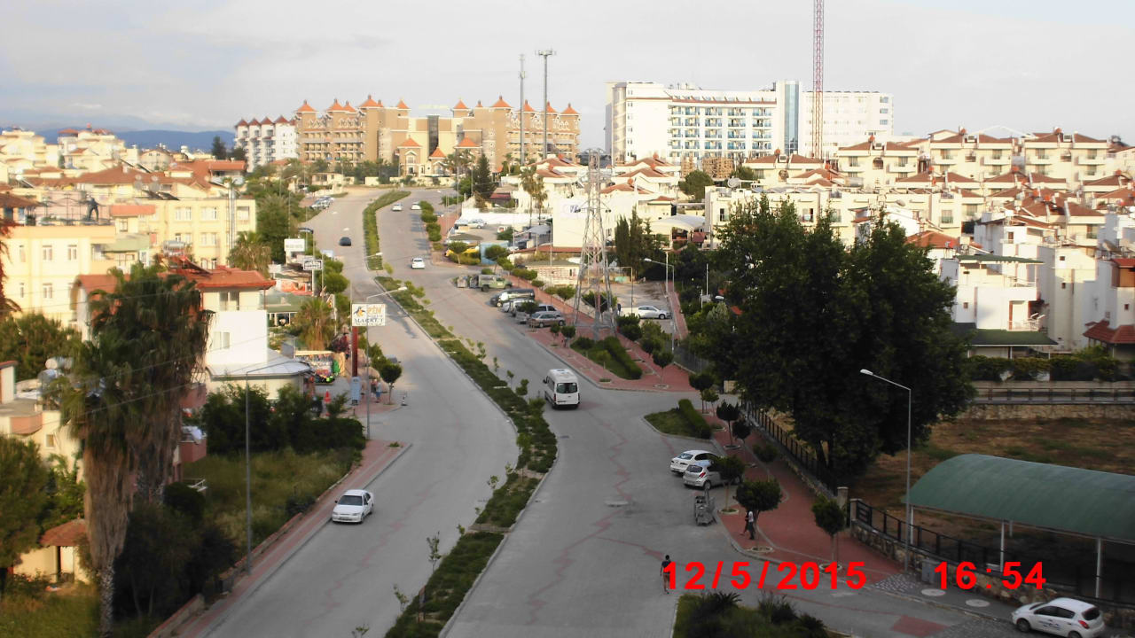 Stark befahrene Straße Villa Side Residence
