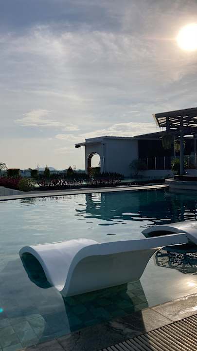 Pool Koulen Central Hotel