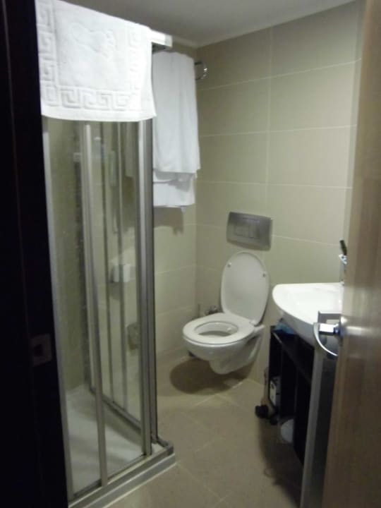 Sehr kleines,schmutziges,abgewohntes Badezimmer Royal Wings Hotel