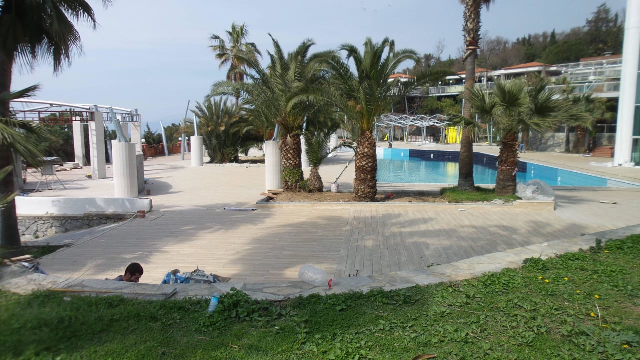 Neugestaltung am Hauptpool Hotel Pine Bay Holiday Resort