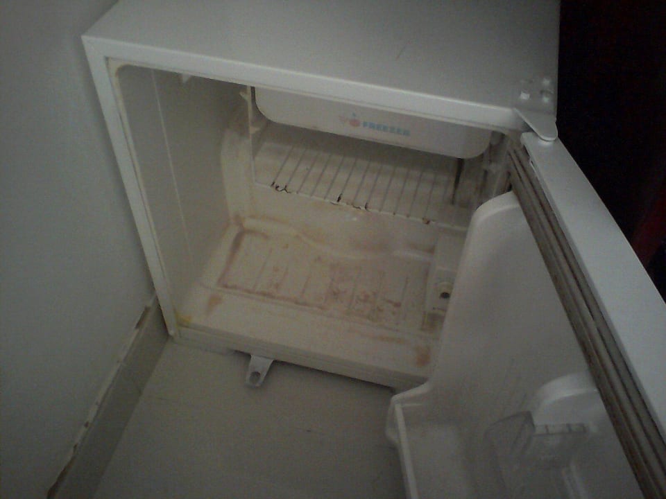 Kühlschrank nach der Reinigung Hotel Lanka Supercorals