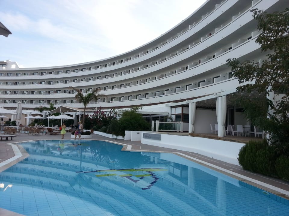 Poolanlage  am frühen Morgen TUI BLUE Lindos Bay
