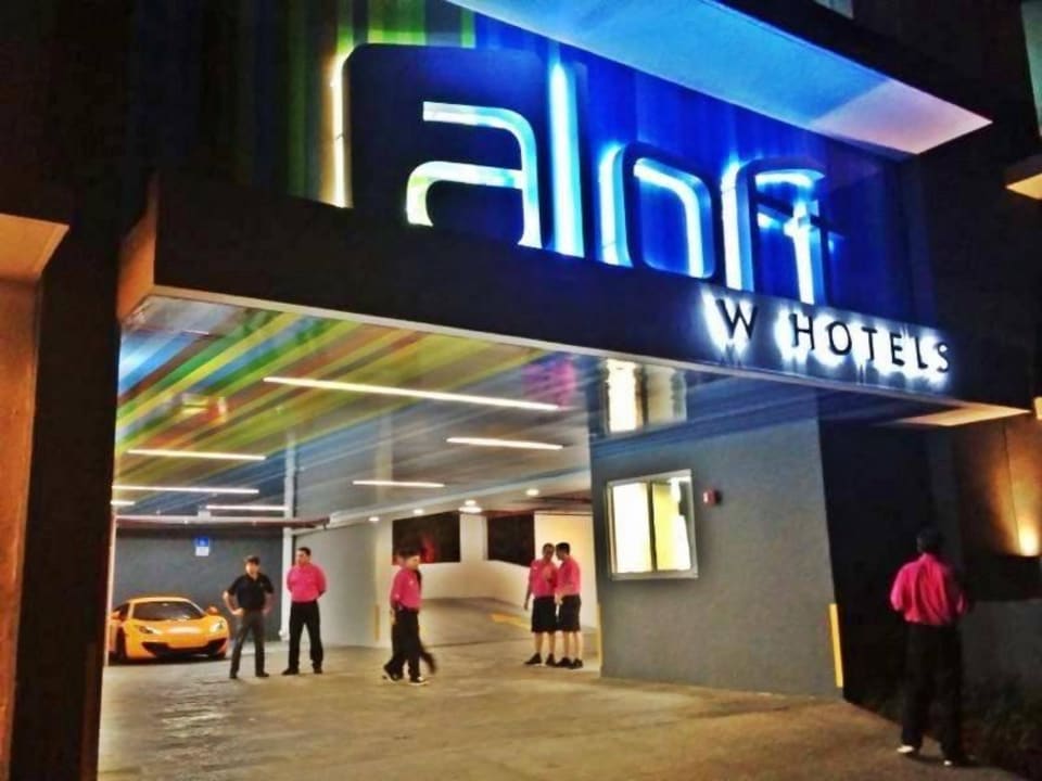 Main extrance Aloft Hotel Miami Brickell