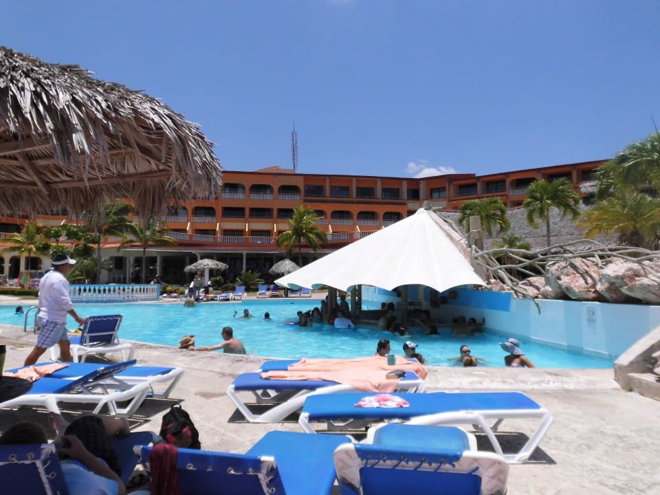 Mares mit großem Pool und Poolbar Sol Rio De Luna y Mares