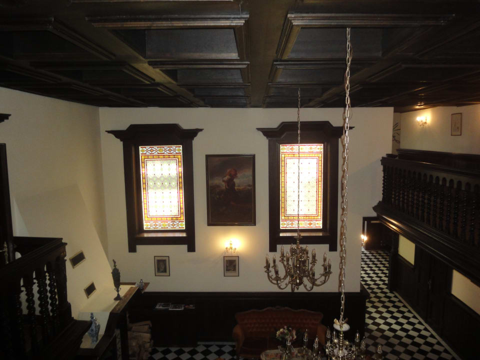 Sehr hübsche Glasfenster Pałac Kłanino