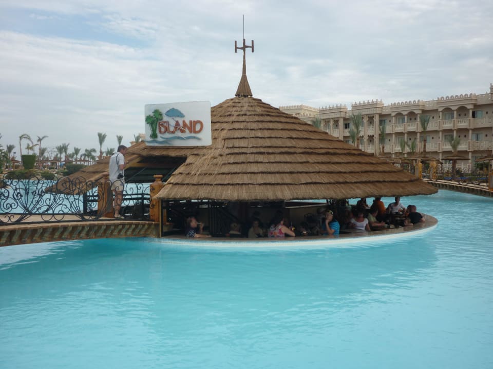 Бар в бассейне Pickalbatros Palace Resort