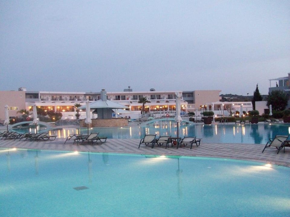 Pool mit Blick zum Hauptgebäude Atlantica Marmari Palace