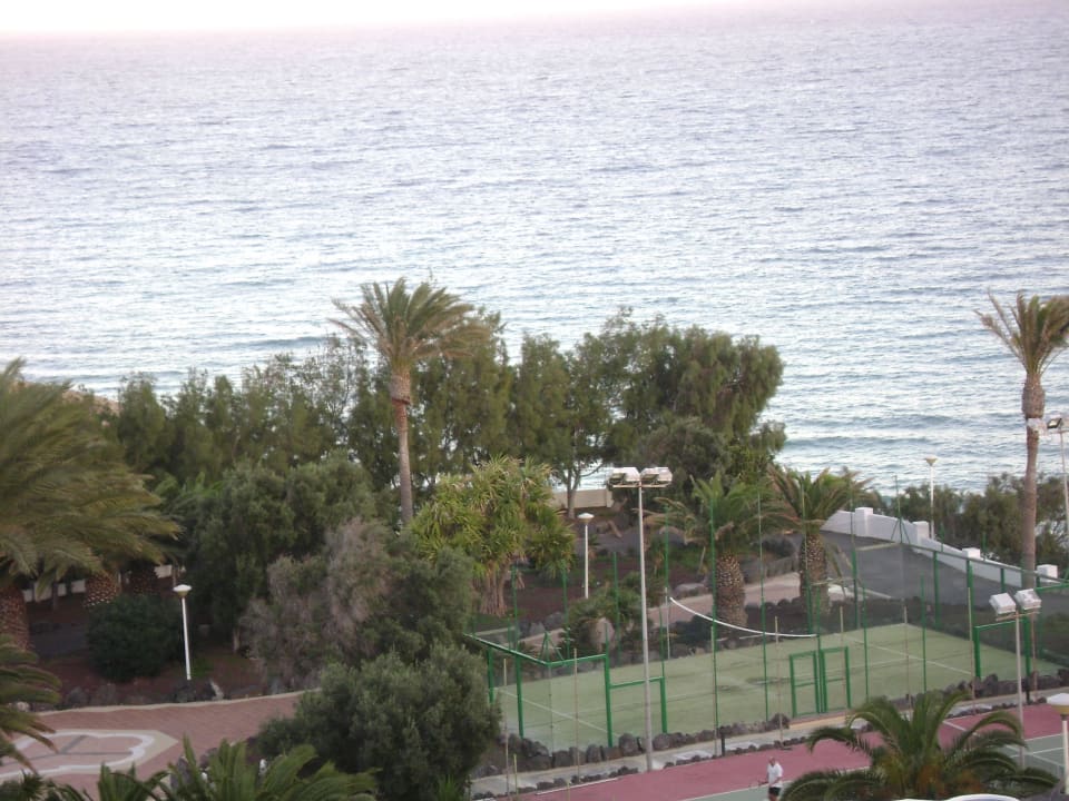 Widok z tarasu na kort SBH Club Paraiso Playa