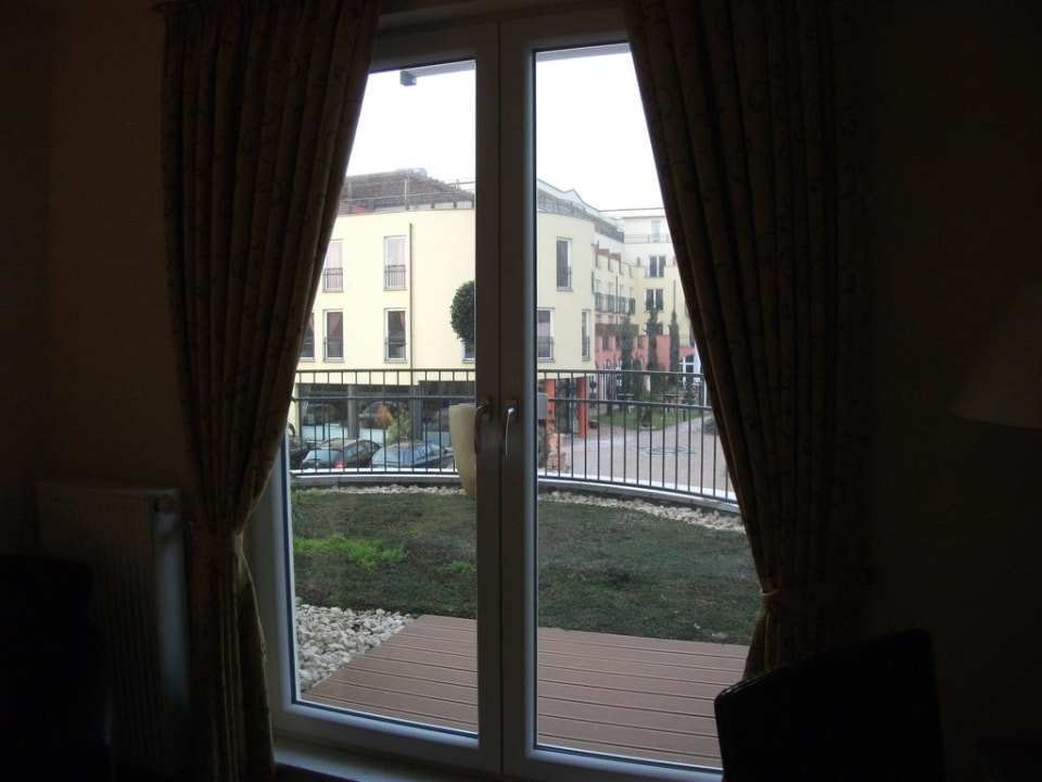 Blick durch`s Fenster Hotel Villa Toskana