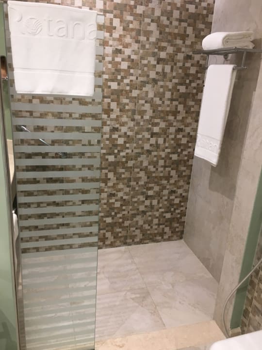Große Dusche mit Regenwalddusche, Wasser leider etwas kalt The Cove Rotana Resort