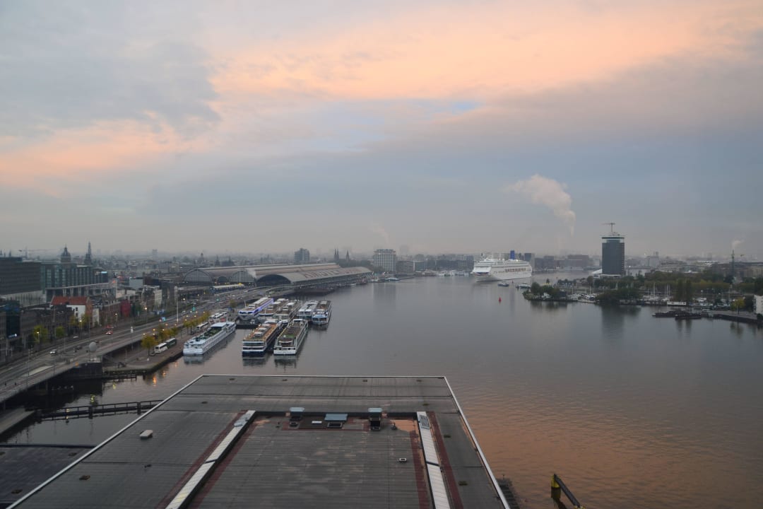 Ausblick aus dem 16. Stock Mövenpick Hotel Amsterdam City Centre