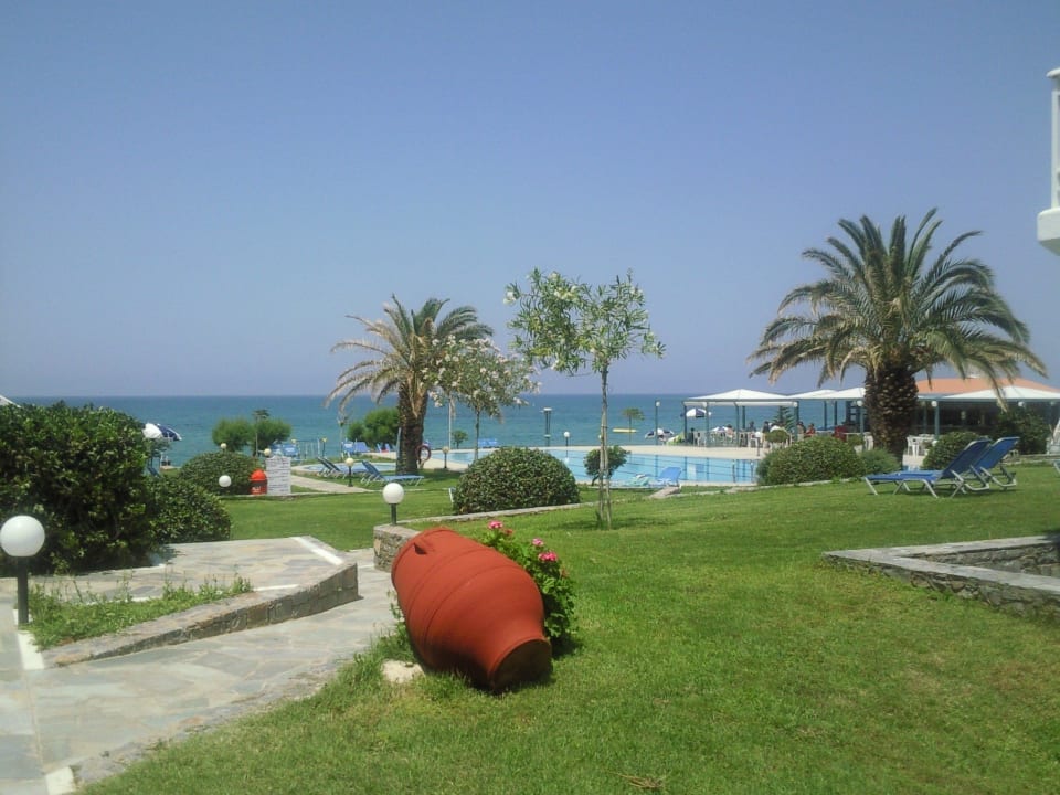 Gepflegter Garten mit Pool Hotel Ariadne Beach