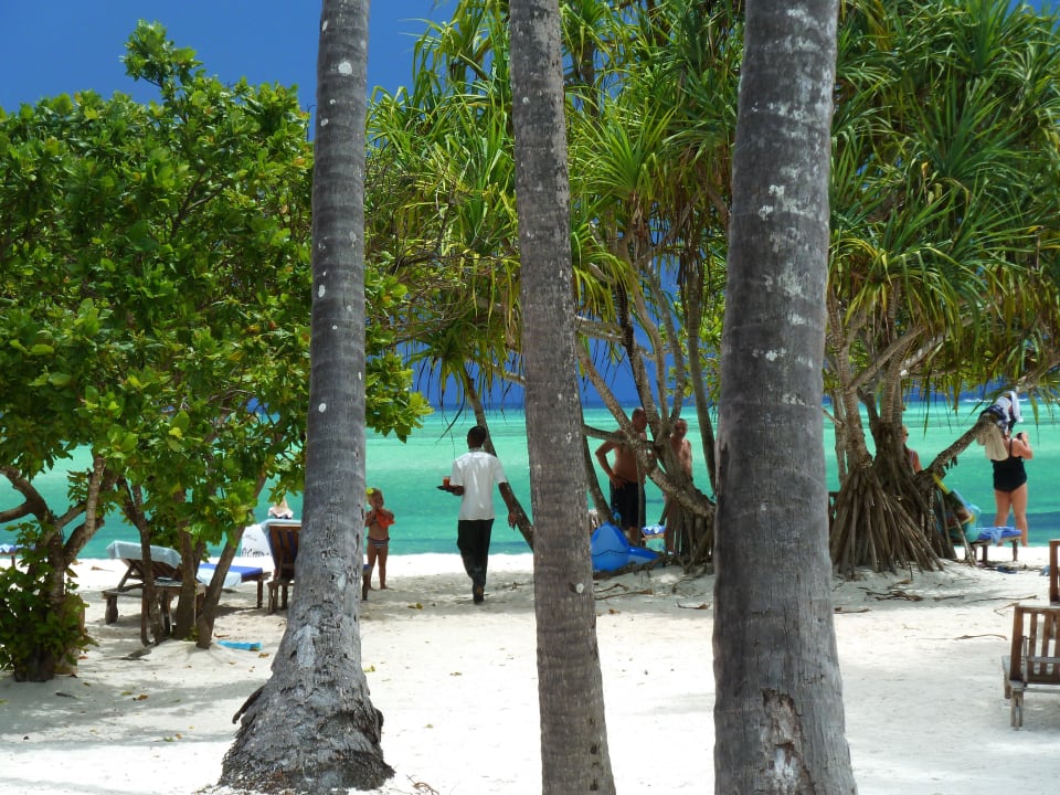 Bedienung am Strand Neptune Pwani Beach Resort & Spa