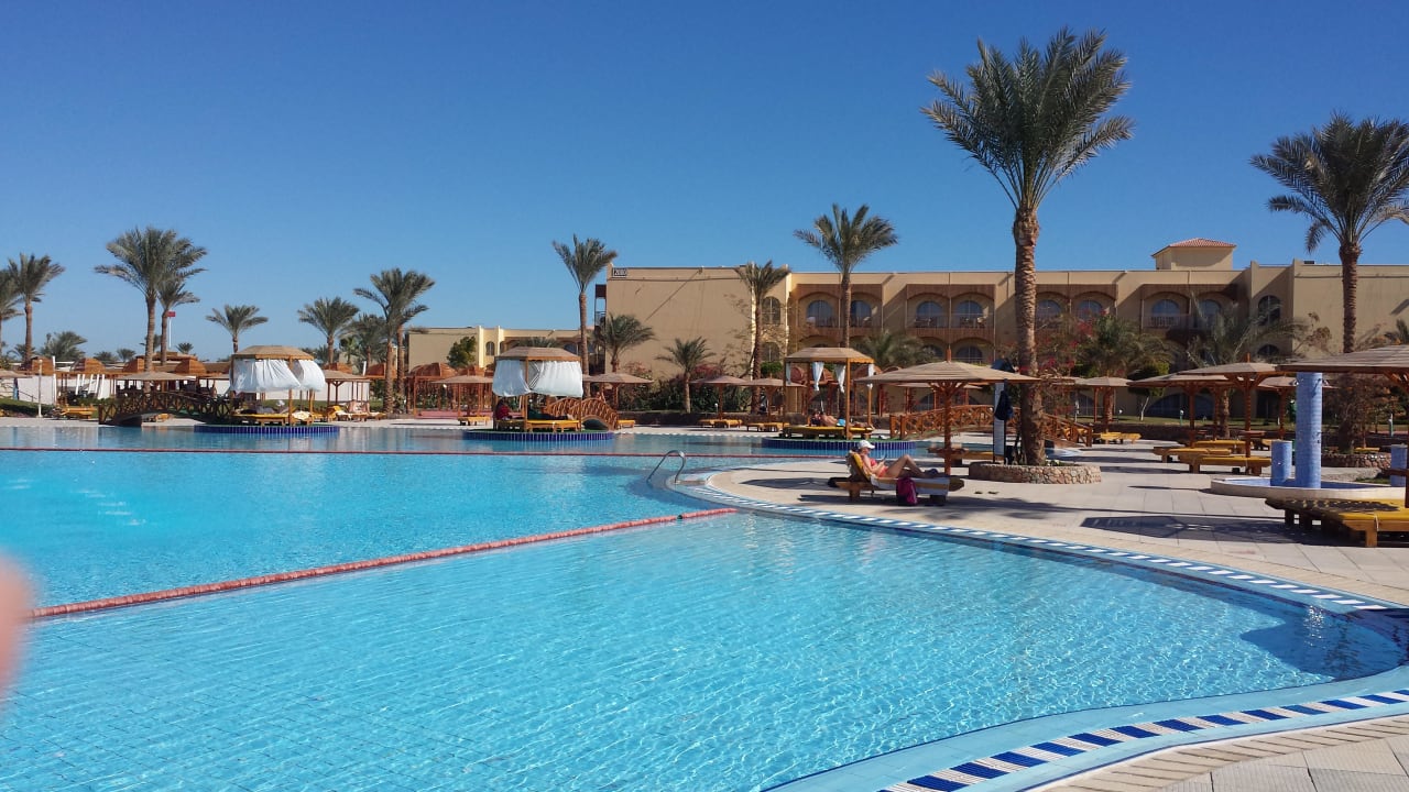 Großer ruhiger Pool Desert Rose