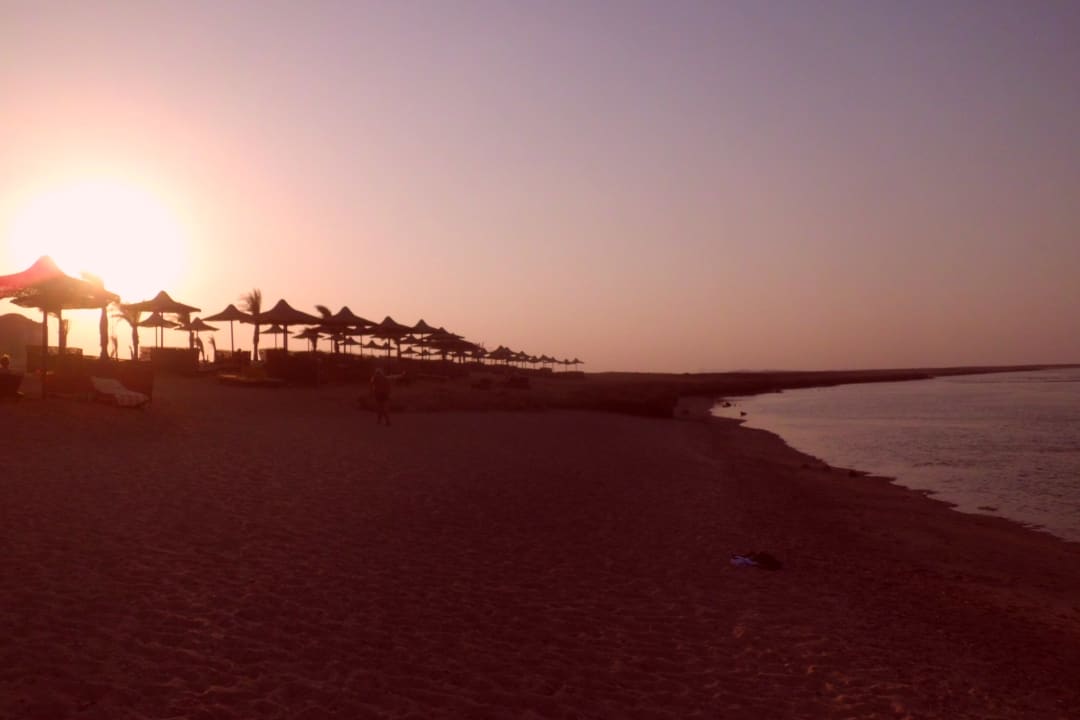 Strand am Abend bei Sonnenuntergang Three Corners Sea Beach Resort