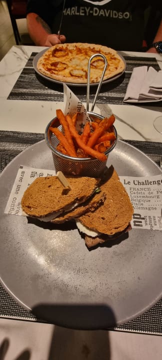 Gastro Rose Rayhaan by Rotana