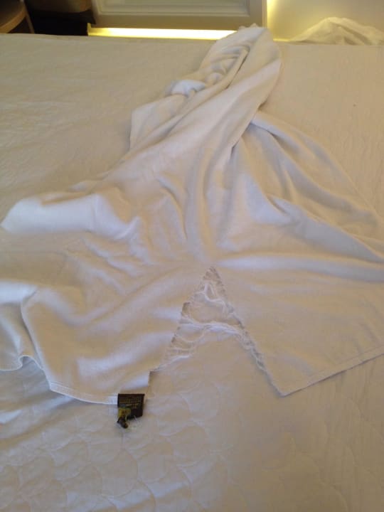 Zerrissene und fleckige Handtücher sowie Bettwäsche Kirman Belazur Resort & Spa