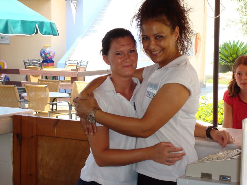 Barkeeper Ewa und Despina. Atlantica Mikri Poli Rhodes
