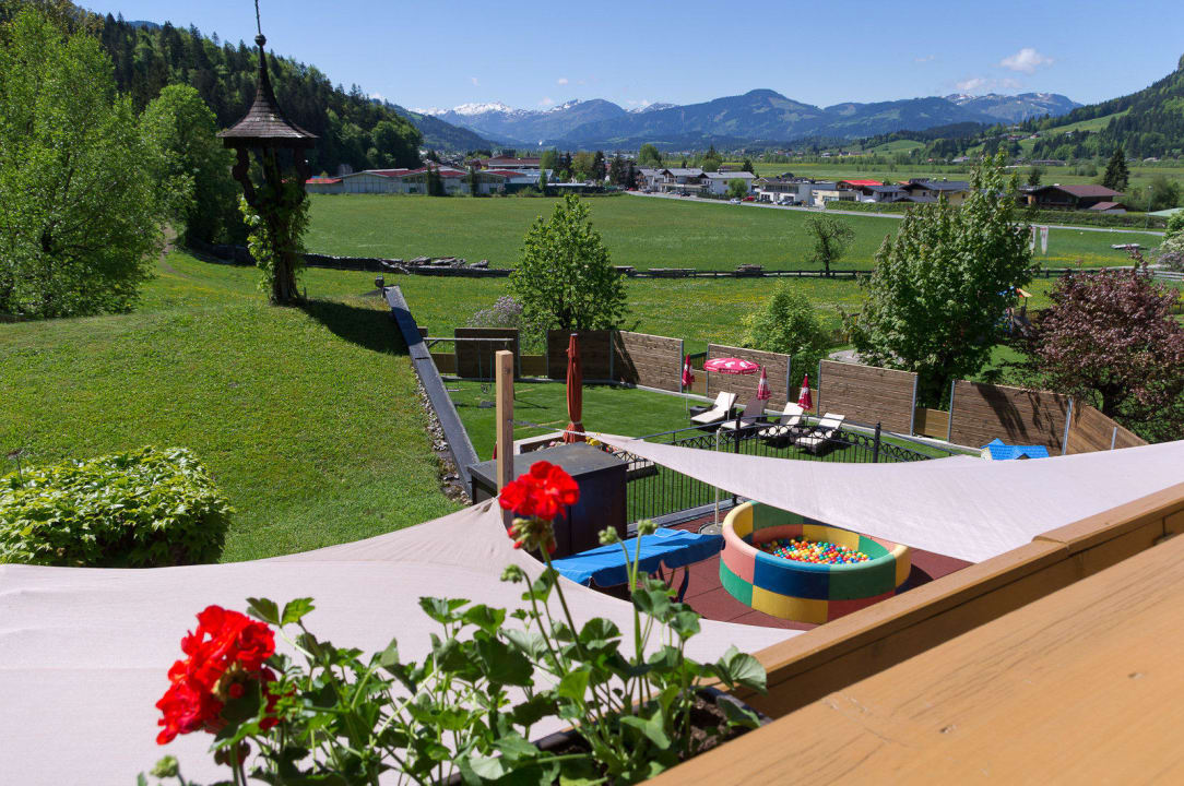 Blick vom Balkon (Spielzimmerterrasse u. Garten) Babyhotel Babymio