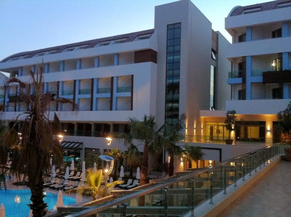 Poolanlage am Abend Port Side Resort Hotel
