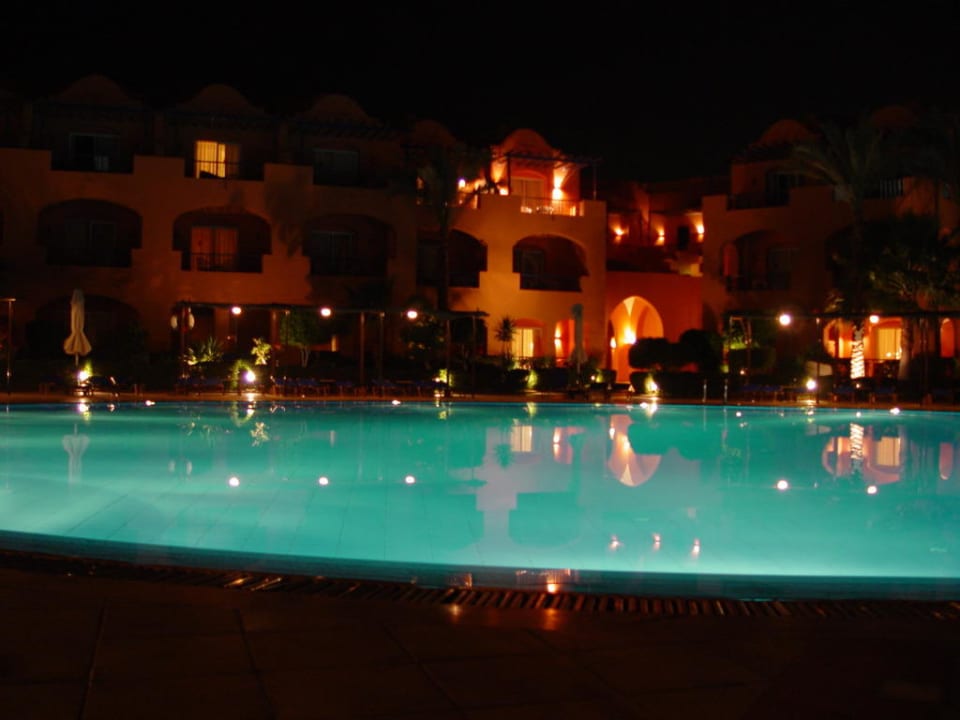 Pool bei Nacht Jaz Makadi Oasis Resort