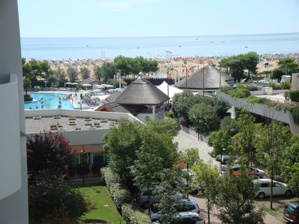 Blick vom Balkon in Richtung Pool/Strand Aparthotel Holiday