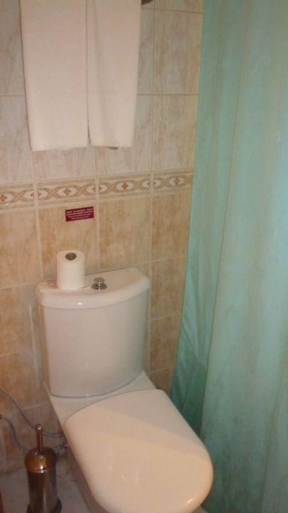 Toilette mit Dusche (Vorhang) Tiana Beach Resort