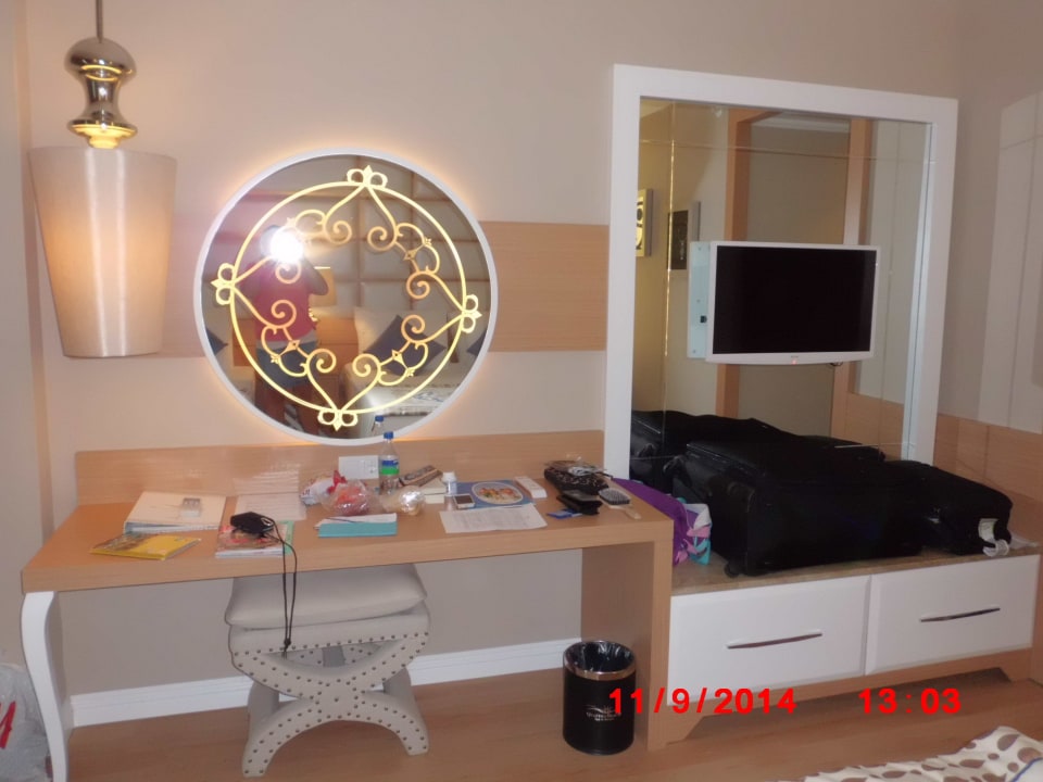 Fernseher und Kommode Quattro Beach Spa & Resort