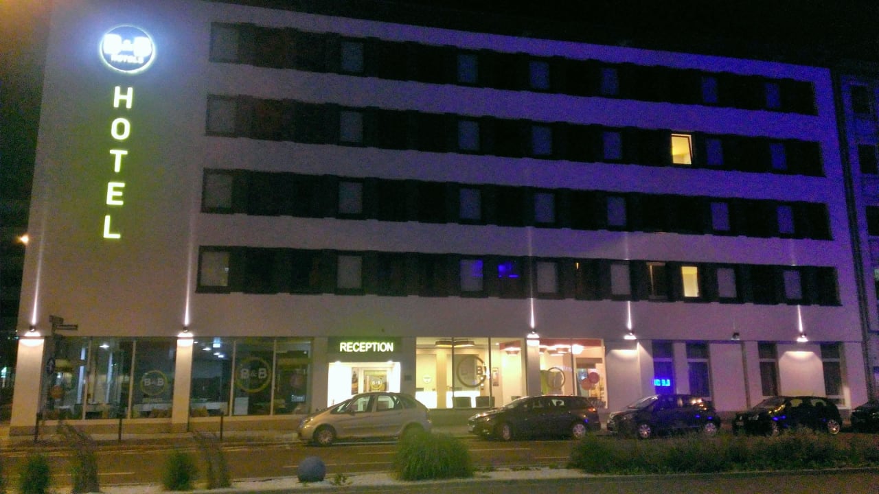 Nachts vor dem Hotel B&B Hotel Nürnberg-Hbf