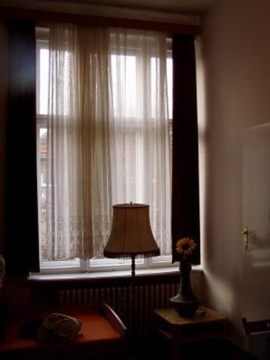 Zimmer mit z.T. Sperrgutmöbeln Hotel Pension Rheingold