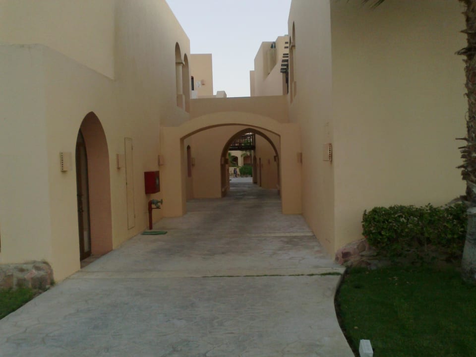 Medzi domkami v Corayi Steigenberger Coraya Beach - Adults only