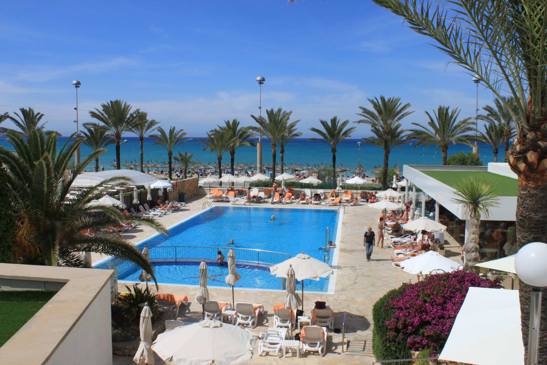 Widok na basen z ,,solarium"  Hotel HM Gran Fiesta