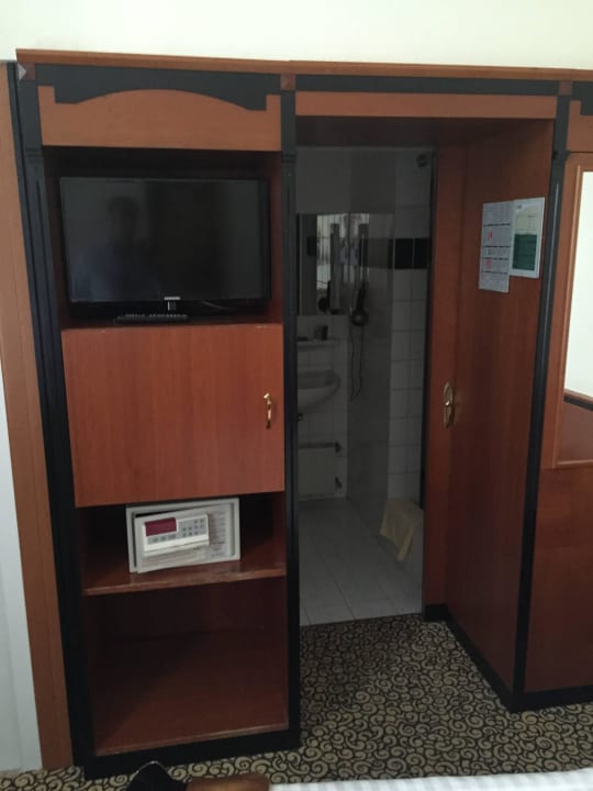 Safe und TV Carlton Opera Hotel