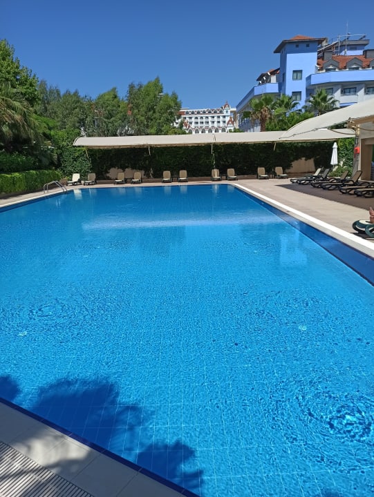 Pool Side Breeze Hotel